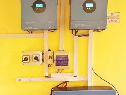 Δύο μετατροπείς εκτός δικτύου 5kW + μπαταρίες λιθίου 10kWh χτίζουν ένα σύστημα εκτός δικτύου υψηλής απόδοσης